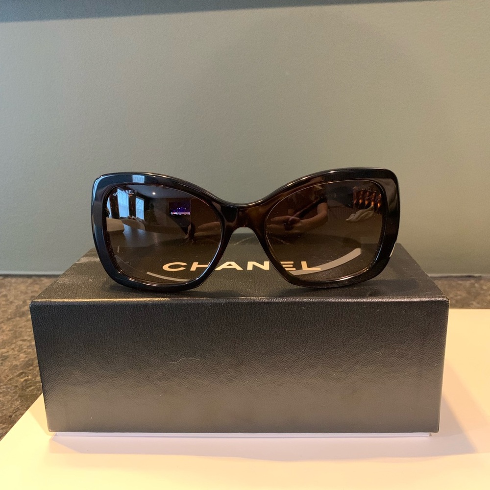 CHANEL Tortoise & Chain Link Women's Sunglasses - Picture 5 of 8